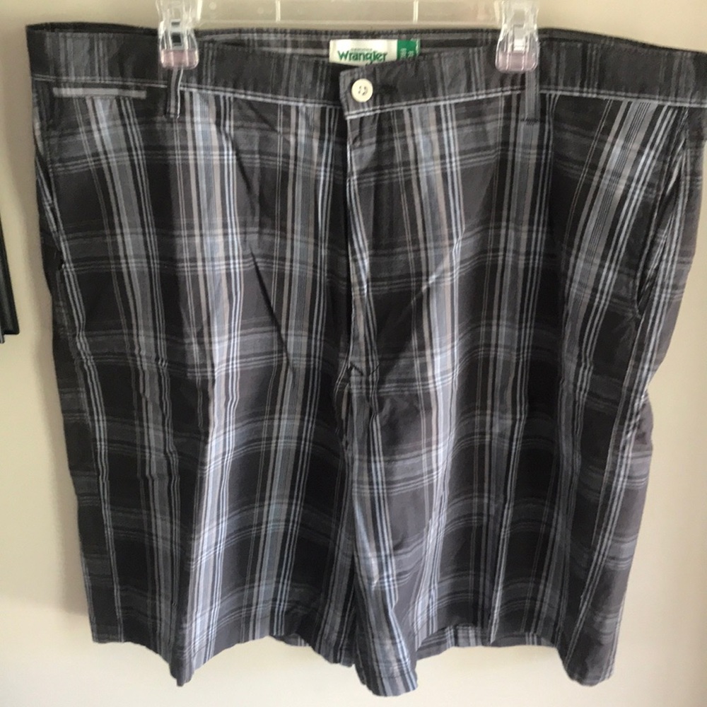 NWOT! Wrangler Men’s plaid (black, gray, tan and blue) shorts - size 42